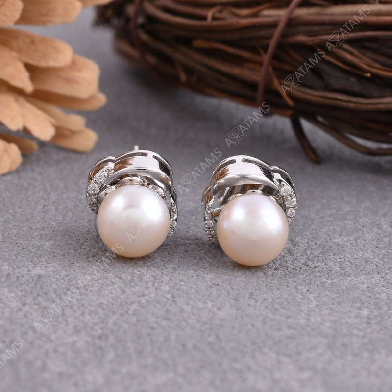 London White Pearl Earrings main image 1