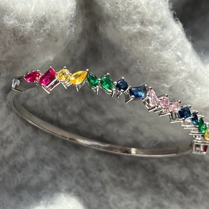 Silberarmreif mit Smaragd, Birne, Prinzessin, rund und Marquis Moissanit Diamant. Multicolor Edelstein Armband aus Sterling Silber