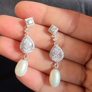 Pendientes colgantes de perlas de diamantes / Pendientes de plata de ley de diamantes colgantes de perlas de agua dulce / Pendiente nupcial de diamantes de pera / Regalo para ella