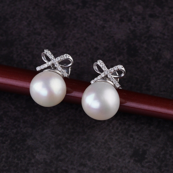 Earrings with bows and pearls Jewels