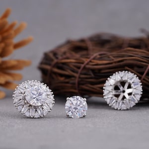 Veelzijdige, in het lab gekweekte diamantoorbellen met solitaire stekers. Verwisselbare diamanten oorbellen met halo en baguette of versterkers in goud.