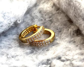 Round Silver Diamond Hoops. Simple Diamonds Hoop Earrings in Sterling Silver plated with yellow gold or rose gold. Elegant diamond hoops