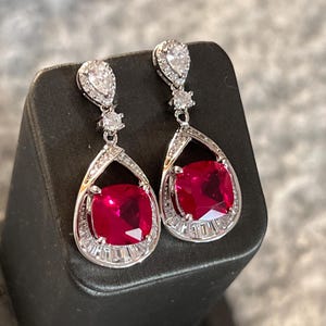 Rot Rubin Edelstein Ohrringe. Tropfen Rubin Diamant Tropfenschliff Ohrringe. Diamant Halo Rubin Ohrringe aus Sterlingsilber. Tropfenförmige baumelnde Ohrringe