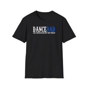 Puede incluir: Camiseta negra con texto blanco que dice "Dance Dad" y texto azul que dice "Dad". El texto de abajo dice "Like a regular dad only way cooler."