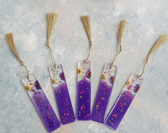 Lesezeichen aus Resin mit getrockneten Blumen und Quaste