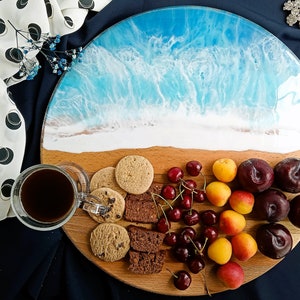 Große personalisierte Holz Ocean Harz Kunst, Käsebrett, Laser gravierte Charcuterie Platte, maßgeschneiderte Gravur Servierbrett Meer