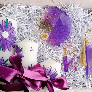 Caja de regalo con vela morada pintada a mano con posavasos de flores de resina, llavero personalizado y marcapáginas con flores prensadas, decoración de escritorio, regalo de enfermera