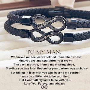 Könnte beinhalten: Schwarzes Lederarmband mit zwei Unendlichkeitszeichen, die mit den Namen "Damon 08/06 I love you" und "Helen Mark" graviert sind. Das Armband wird von einem Gedicht über Liebe und Hingabe begleitet.