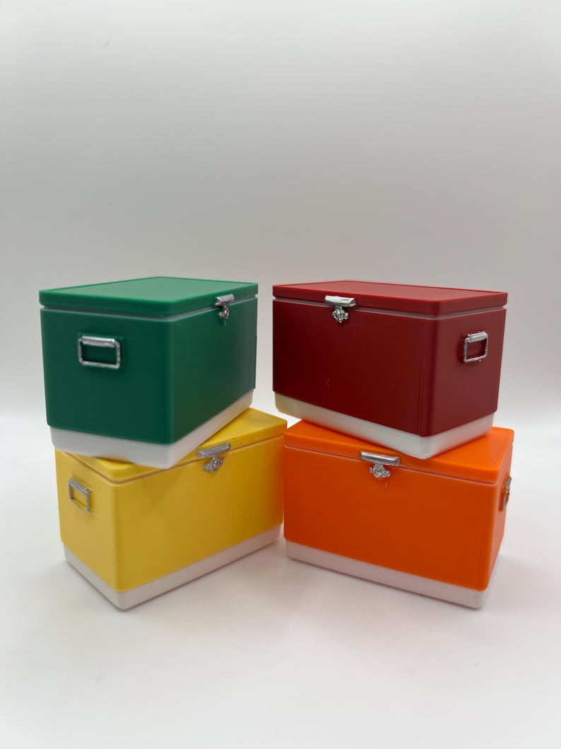 K&ouml;nnte beinhalten: Vier bunte, rechteckige K&uuml;hlboxen, die &uuml;bereinander gestapelt sind. Die K&uuml;hlboxen sind gr&uuml;n, rot, gelb und orange, jede mit wei&szlig;em Boden und Deckel. Sie haben silberne Verschl&uuml;sse und Griffe.