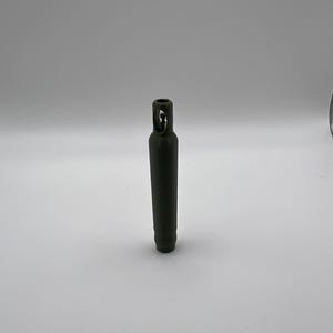 Peut inclure: Une bouteille en plastique vert fonc&eacute; avec un petit trou en haut. La bouteille mesure environ 12,5 cm de haut.