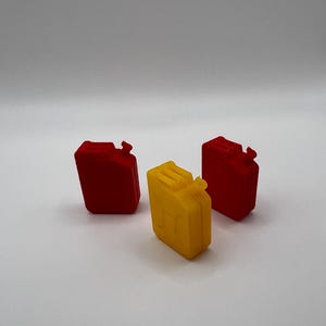 Peut inclure: Trois petits bidons d'essence en plastique, deux rouges et un jaune.