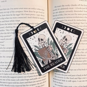 Le signet de carte de tarot squelette de lecteur | Marque-page gothique | Cadeau d'anniversaire | Marque-page Booktok | Cadeaux livresques pour les lecteurs | Marque-page fait main