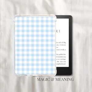 Könnte beinhalten: Eine transparente Schutzhülle mit hellblauem und weißem Vichy-Muster, die einen E-Reader bedeckt. Der E-Reader zeigt Text auf seinem Bildschirm an. Die Worte "MAGIC & MEANING" stehen unten.