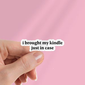 Bokinspirerad Kindle-klistermärke: "Jag tog med min Kindle för säkerhets skull" - Vattenflaskdekal