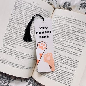 Segnalibro divertente a forma di gatto, "You Pawsed Here", umorismo sulla lettura (regalo per gli amanti dei libri)