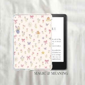 Può includere: Una custodia protettiva trasparente per e-reader con sfondo color crema. Decorata con fiocchi, fiori e farfalle pastello, e una tazza di tè con un coniglietto. L'e-reader mostra del testo. Le parole "MAGIC & MEANING" sono in basso.