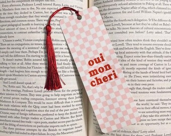 Marcador de Livros Coquette - Design com Laço Rosa e Cerejas para Amantes de Livros