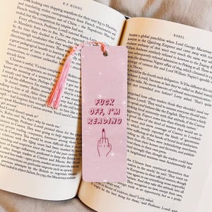 F*ck Off Ich lese Lesezeichen | Rosa | Bücherwurm lustiges Geschenk | Lesezeichen-Karte | Niedliches Lesezeichen Geschenk für Buchliebhaber | Buchclub | Weihnachten