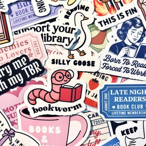 Peut inclure: Une collection d'autocollants en vinyle colorés présentant diverses illustrations et textes sur le thème des livres. Les motifs incluent un ver de livre rose, une oie avec le texte Silly Goose, une personne en pleurs et des cartes de bibliothèque.
