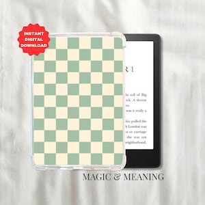 Puede incluir: Una funda transparente para Kindle con un patrón de tablero de ajedrez verde y crema. La funda está sobre un dispositivo Kindle negro. La imagen también incluye una pegatina roja que dice "INSTANT DIGITAL DOWNLOAD". El texto "MAGIC & MEANING" está en la parte inferior.