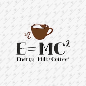Könnte beinhalten: Eine braune Kaffeetasse und zwei Kaffeebohnen befinden sich über der Gleichung E=MC². Auf die Gleichung folgt "Energy = Milk x Coffee²" in schwarzer, fetter Schrift. Der Hintergrund ist ein hellgraues Muster.