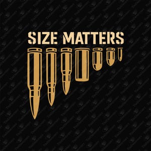 Puede incluir: Gráfico negro con el texto "SIZE MATTERS" en negrita. Debajo, siete casquillos de bala dorados de diferentes tamaños, dispuestos de izquierda a derecha, de mayor a menor.