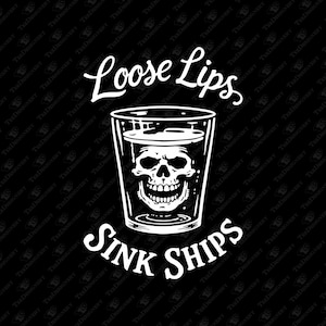 Op de afbeelding: Witte afbeelding op een zwarte achtergrond. De afbeelding toont een glas met een schedel erin en de woorden "Loose Lips, Sink Ships" in een gestileerd lettertype. Het ontwerp is opvallend.