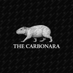 Peut inclure: Illustration en noir et blanc d'un capybara marchant vers la gauche, avec le texte blanc "THE CARBONARA" en dessous. Le fond est un motif répété avec le mot "TeeDesignery".