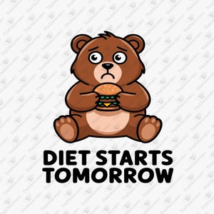 Puede incluir: Ilustración de un oso pardo de dibujos animados sosteniendo una hamburguesa con una expresión triste. El texto "DIET STARTS TOMORROW" está debajo en letras negras en negrita. El oso está sentado.