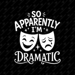 Könnte beinhalten: Ein schwarzes Grafikdesign mit weißem Text, der SO APPARENTLY I'M DRAMATIC lautet. Das Design enthält zwei Theatermasken, eine lachende und eine weinende, die zwischen den Wörtern platziert sind und von kleinen weißen Sternen und Schnörkeln betont werden.