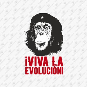 Puede incluir: Gráfico en blanco y negro de un chimpancé con boina y estrella. Debajo, el texto rojo dice "¡VIVA LA EVOLUCIÓN!". Diseño para ropa o accesorios.