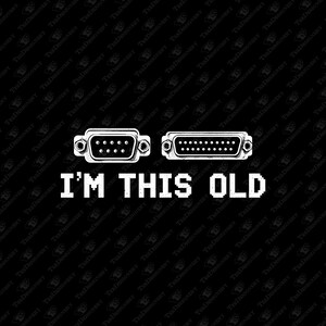 Puede incluir: Un diseño gráfico negro que presenta una ilustración blanca de un conector serie de 9 pines y un conector paralelo de 25 pines sobre el texto blanco pixelado que dice I'M THIS OLD, sobre un fondo con una marca de agua repetida.