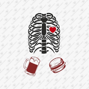Może przedstawiać: Czarno-biała ilustracja klatki piersiowej z czerwonym sercem, kuflem piwa i hamburgerem. Projekt to humorystyczne połączenie anatomii i jedzenia, idealne na odzież.