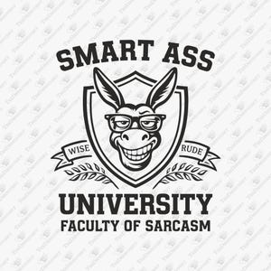 Może przedstawiać: Czarno-biała grafika z osłem w okularach wewnątrz tarczy. Tekst brzmi "SMART ASS UNIVERSITY FACULTY OF SARCASM" z napisami "WISE" i "RUDE" na bannerach.