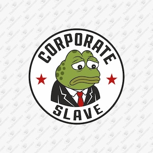 Puede incluir: Un diseño gráfico circular que muestra una rana verde con expresión triste, vestida con traje negro y corbata roja. El texto CORPORATE SLAVE aparece arqueado alrededor de la rana, con una estrella roja de cinco puntas a cada lado del diseño.