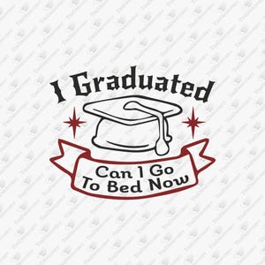 以下が含まれることがあります： 卒業をテーマにしたグラフィックで、「I Graduated」の文字が卒業帽とタッセルのイラストの上にあります。下には「Can I Go To Bed Now」と書かれたバナーがあります。2つのスターバーストが卒業帽を挟んでいます。