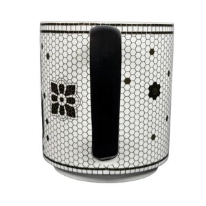 Caneca com monograma da letra "B" em azulejo da Margot, da Anthropologie. imagem 2