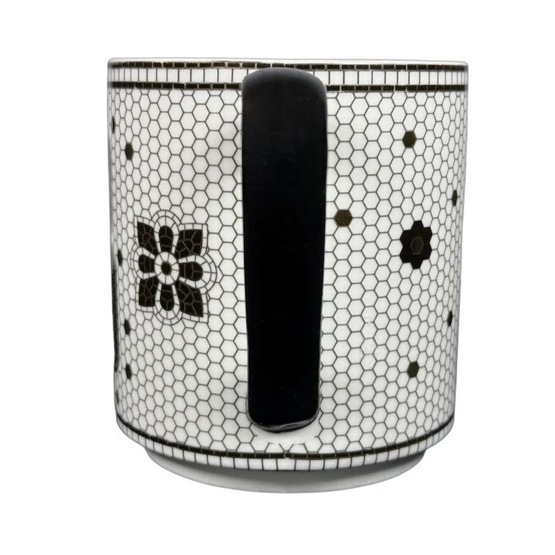Caneca com monograma da letra "B" em azulejo da Margot, da Anthropologie. imagem 2