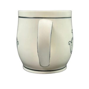 Taza con monograma "T" de Molly Hatch, Anthropologie imagen 9
