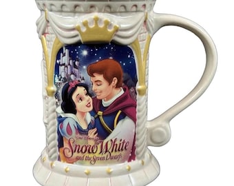 Caneca em formato de castelo 3D da Branca de Neve e os Sete Anões, exclusiva da Disney Store.