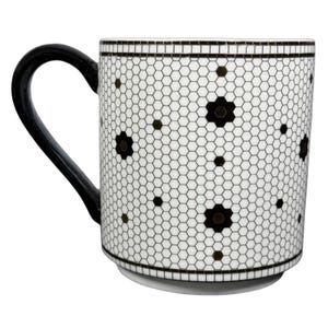 Caneca com monograma da letra "B" em azulejo da Margot, da Anthropologie. imagem 3