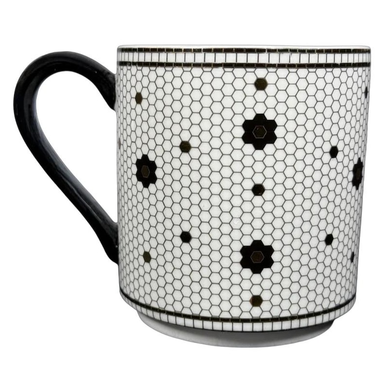 Caneca com monograma da letra "B" em azulejo da Margot, da Anthropologie. imagem 3
