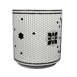 Caneca com monograma da letra "B" em azulejo da Margot, da Anthropologie. imagem 4