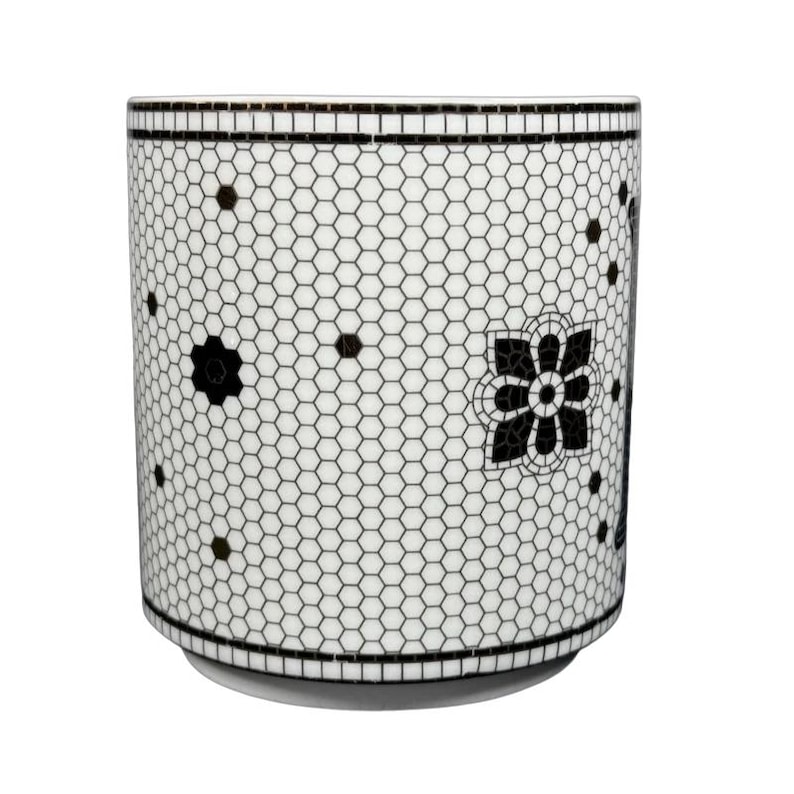 Caneca com monograma da letra "B" em azulejo da Margot, da Anthropologie. imagem 4