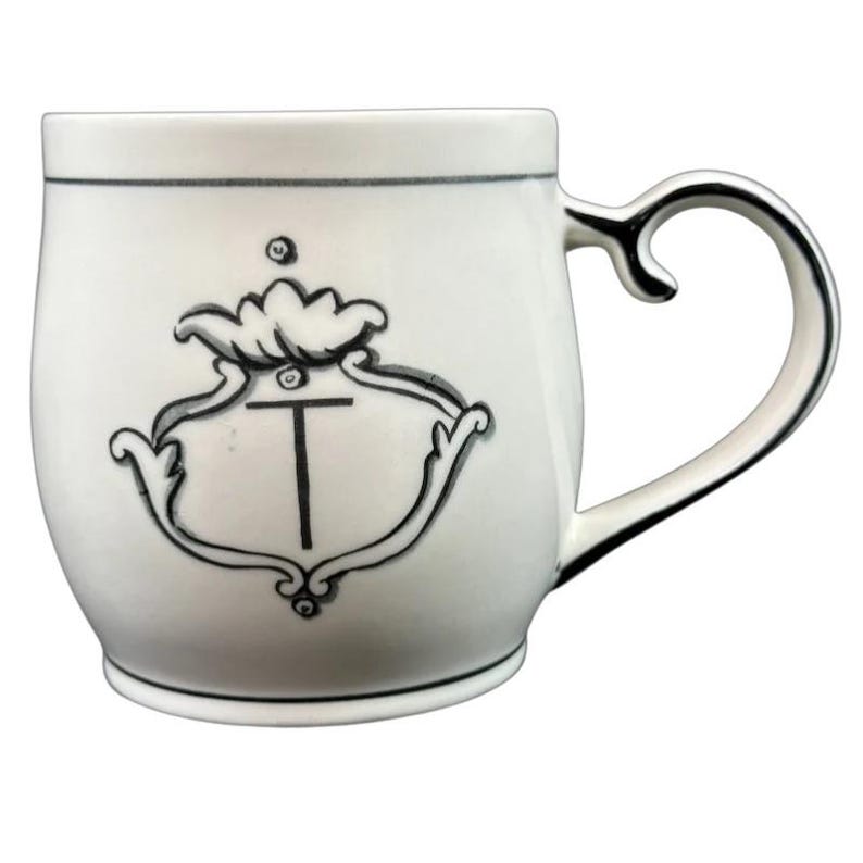 Taza con monograma "T" de Molly Hatch, Anthropologie Copy 1