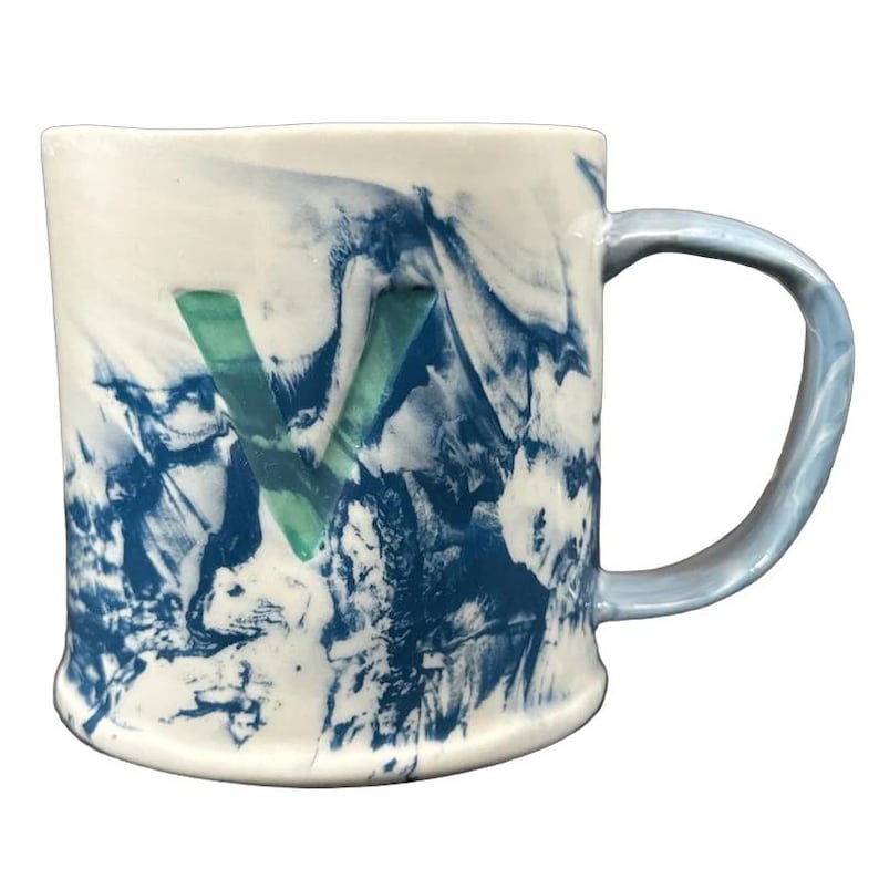 Tasse marbrée avec monogramme « V » lettre Anthropologie image 1