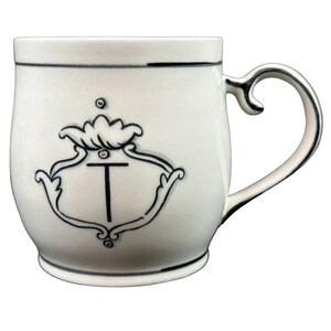 Taza con monograma "T" de Molly Hatch, Anthropologie Copy 2
