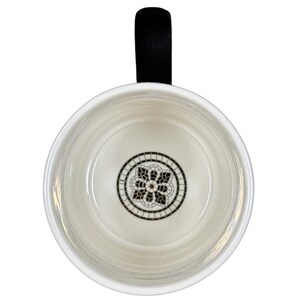 Caneca com monograma da letra "B" em azulejo da Margot, da Anthropologie. imagem 5