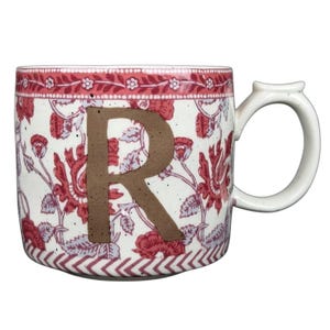 Taza con monograma floral inicial de la letra "R" impresa en bloque, Anthropologie imagen 1