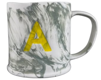Taza con monograma inicial de la letra A jaspeada de Anthropologie